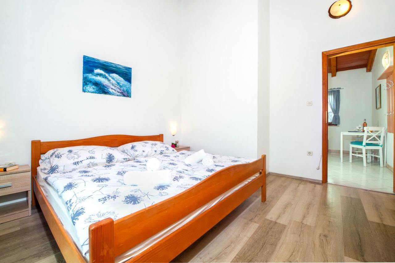 Apartman Near Beach Pelagic Sea View Ровин Екстериор снимка