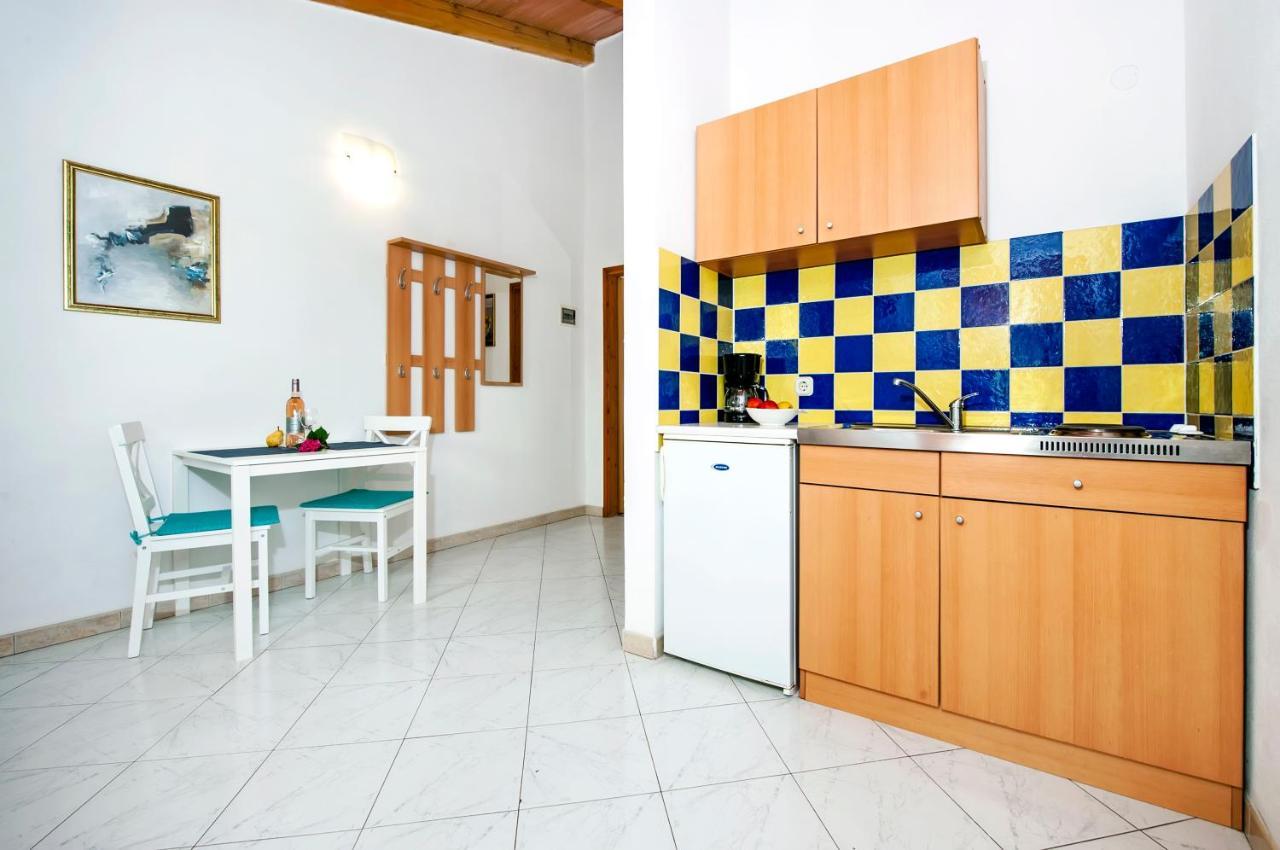 Apartman Near Beach Pelagic Sea View Ровин Екстериор снимка