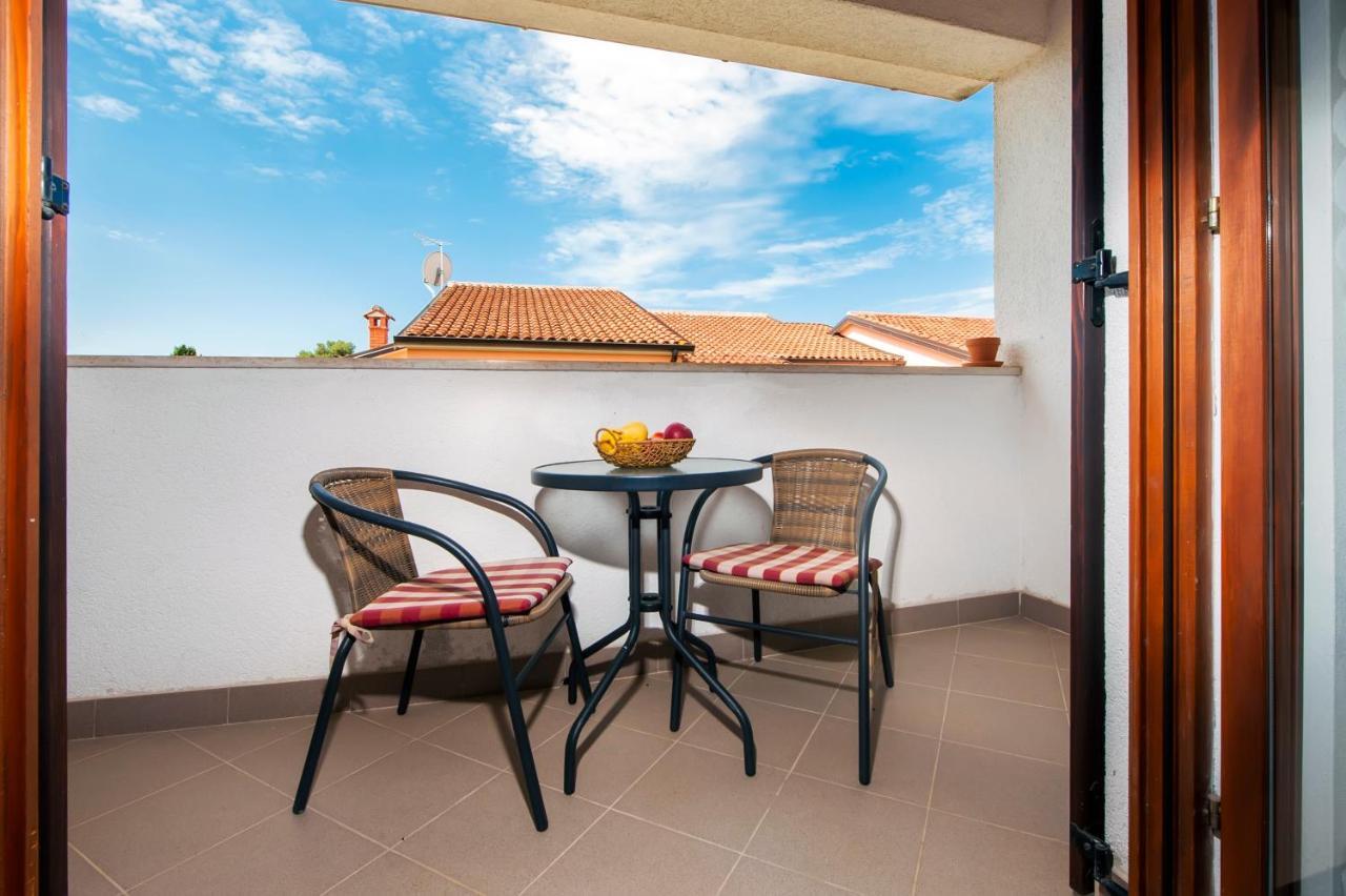Apartman Near Beach Pelagic Sea View Ровин Екстериор снимка